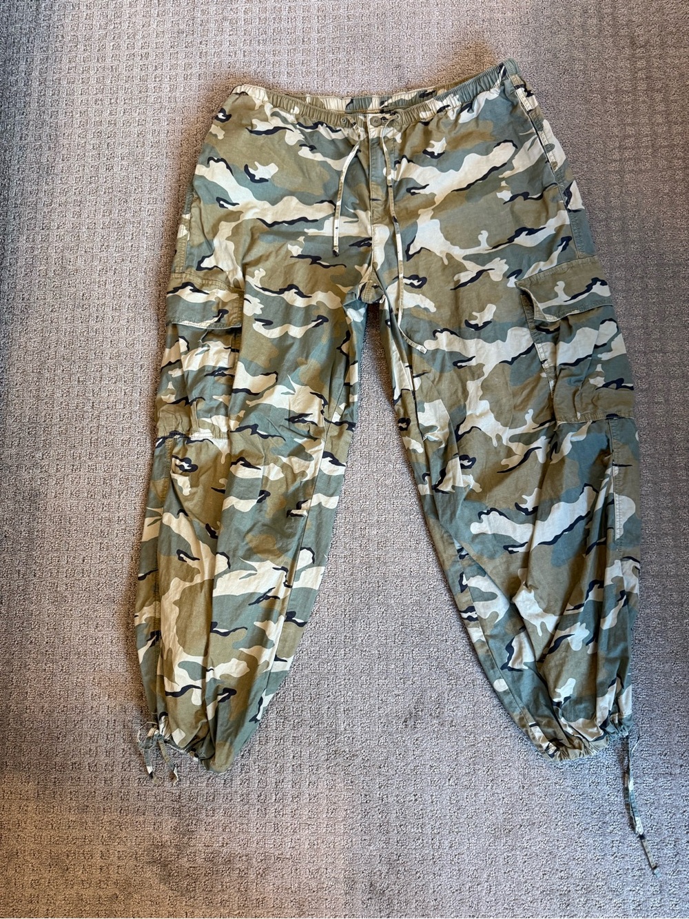 American Eagle Outfitters Green Camo Cargo Joggers